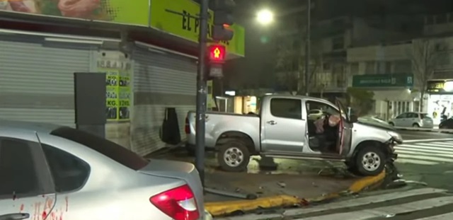 Uno de los vehículos involucrados se subió a la vereda. Uno de los vehículos involucrados se subió a la vereda.