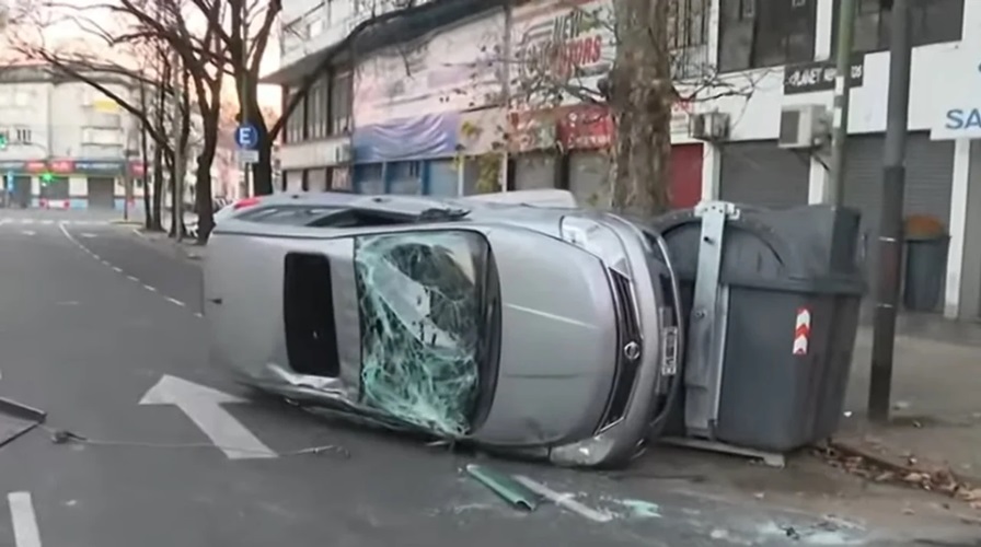 Así quedó el auto tras ser chocado por la camioneta. Así quedó el auto tras ser chocado por la camioneta.
