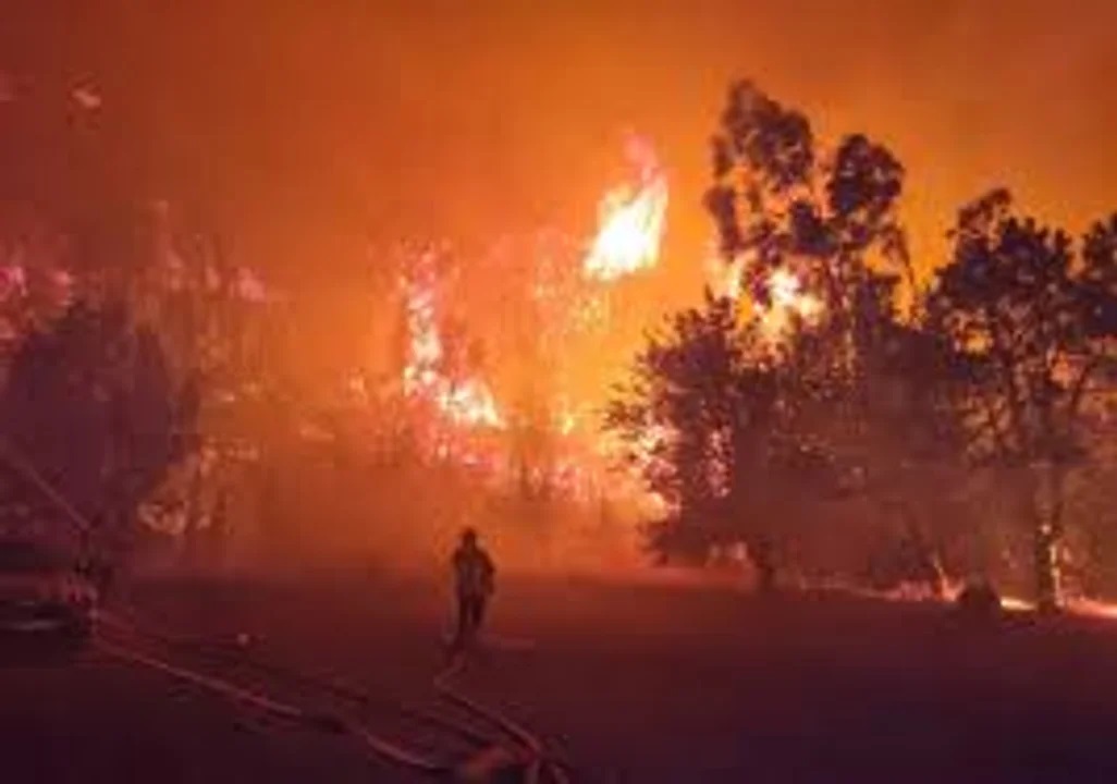 El incendio afecta a una pequeña localidad en Francia. El incendio afecta a una pequeña localidad en Francia.