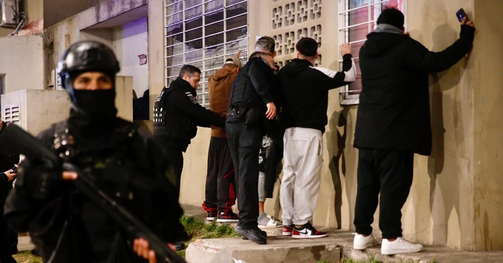 Un policía vigila durante el operativo en el barrio Mugica, Un policía vigila durante el operativo en el barrio Mugica,