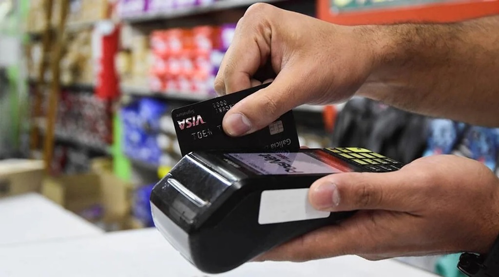 El 46% de las compras en supermercados se paga con tarjeta. El 46% de las compras en supermercados se paga con tarjeta.