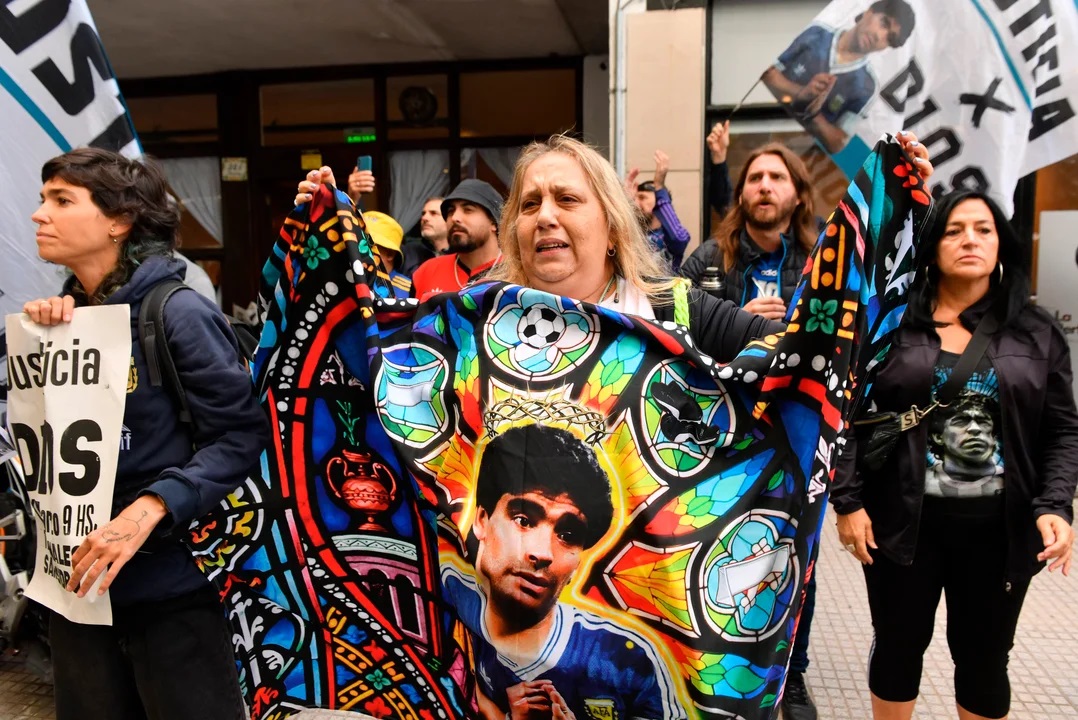 Una fanática reclama justicia por Maradona frente a los Tribunales Una fanática reclama justicia por Maradona frente a los Tribunales