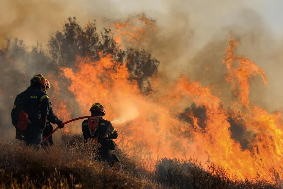 Los bomberos luchan contra las llamas Los bomberos luchan contra las llamas