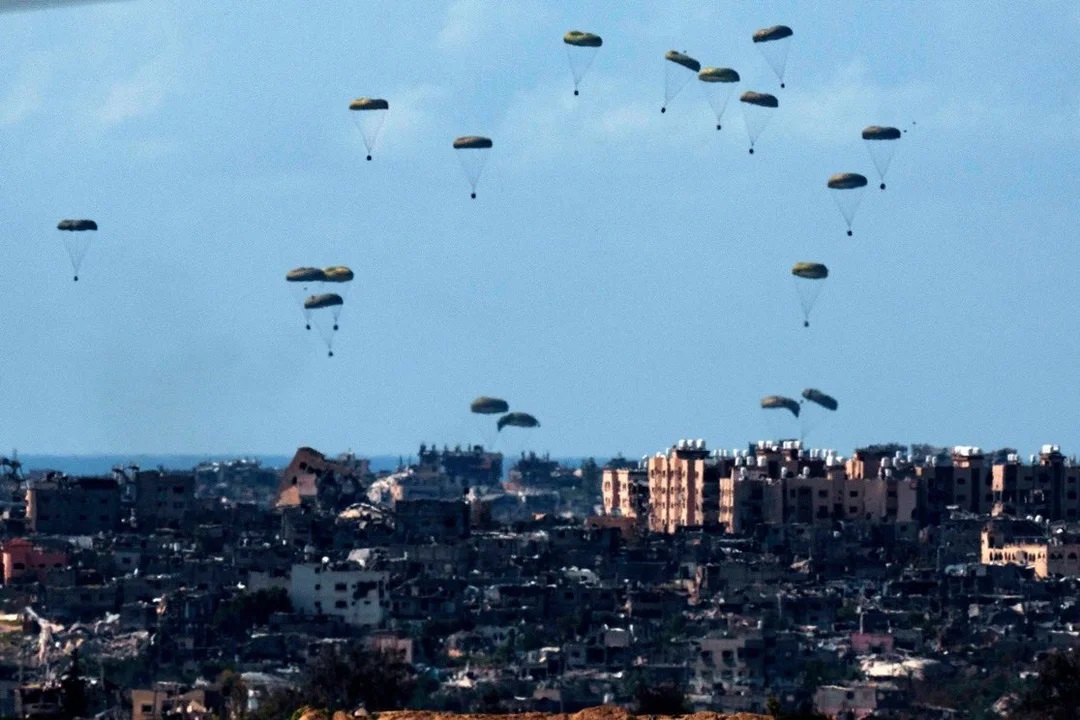 Cinco países lanzaron paquetes de ayuda desde el aire en Gaza. Cinco países lanzaron paquetes de ayuda desde el aire en Gaza.