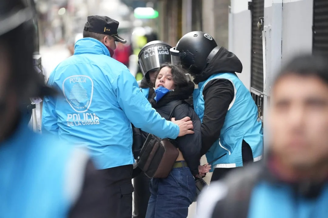 La detención de una de las militantes de ATE. <br/>
(Foto: Federico Martín)