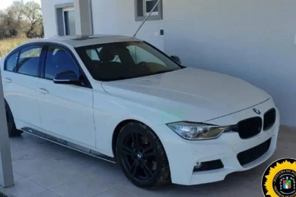 El auto estaba en una casa quinta del denunciante. El auto estaba en u El auto estaba en una casa quinta del denunciante. El auto estaba en u