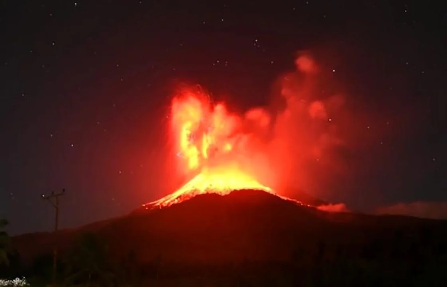 Volcán en erupción. Volcán en erupción.