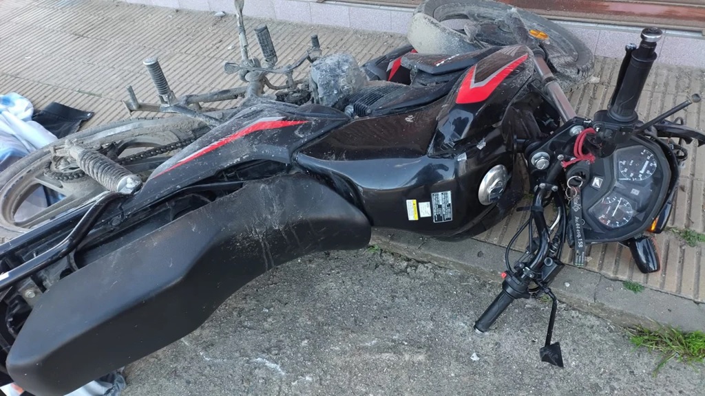 La moto que viajaban los dos jóvenes La moto que viajaban los dos jóvenes