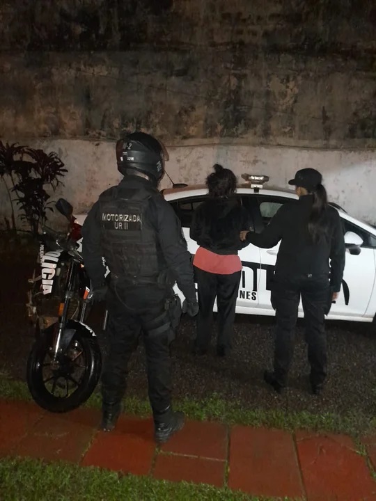 Así se llevaron detenida a la agresora. Así se llevaron detenida a la agresora.