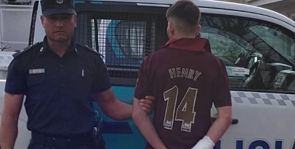 El joven fue arrestado dentro del departamento. El joven fue arrestado dentro del departamento.