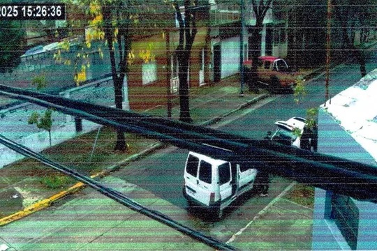 La camioneta Citröen Berlingo de la Policía de la Ciudad quedó filmada La camioneta Citröen Berlingo de la Policía de la Ciudad quedó filmada
