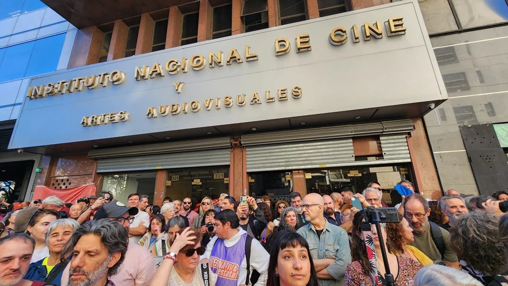 La movilziación en las puertas del INCAA. La movilziación en las puertas del INCAA.