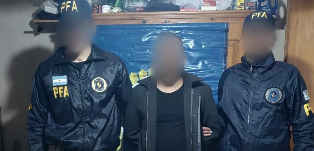 Detenido custodiado por la policía Detenido custodiado por la policía