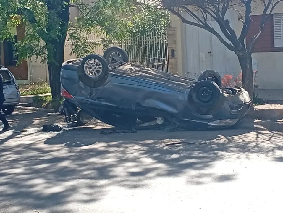 El auto volcó. El auto volcó.