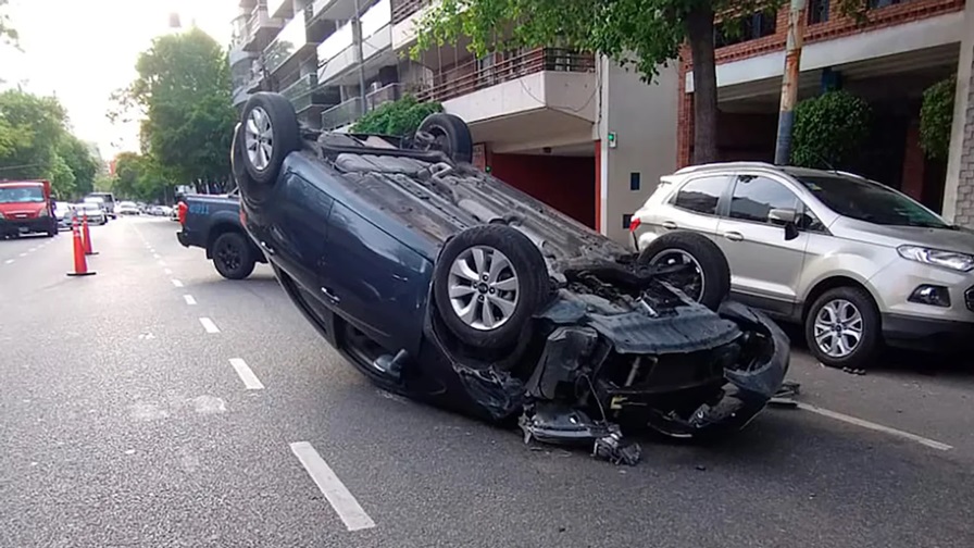 El auto volcó por el fuerte impacto del choque. El auto volcó por el fuerte impacto del choque.