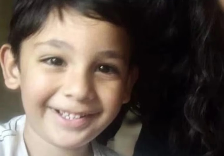 Buscan a un niño de 5 años tras el asesinato de su madre y abuela. Buscan a un niño de 5 años tras el asesinato de su madre y abuela.
