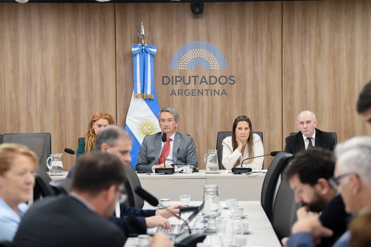 Comisiones trataron interpelación de Francos Comisiones trataron interpelación de Francos
