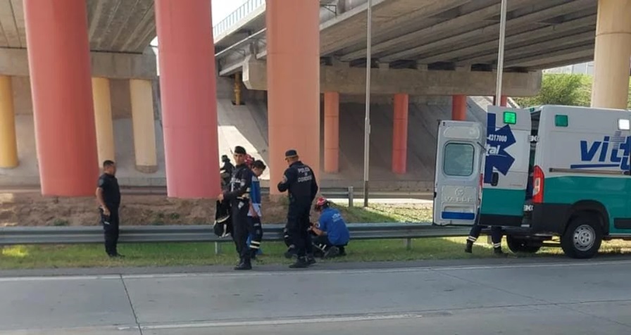 Los uniformados y un médico atendían al policía atropellado. Los uniformados y un médico atendían al policía atropellado.