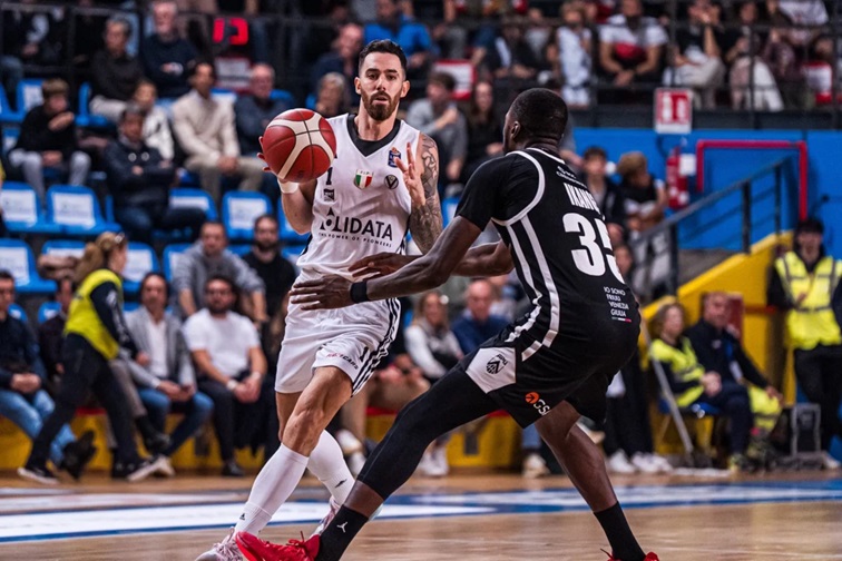 Luca Vildoza jugando para el Virtus Bologna de Italia. Luca Vildoza jugando para el Virtus Bologna de Italia.