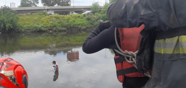 La mujer, en el agua, tras un supuesto brote psicótico.
