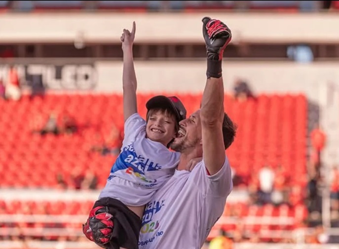 Rodrigo Rey junto con su hijo en el estadio de Independiente.