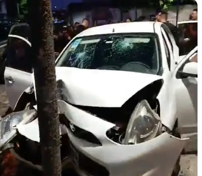 El vehículo chocó contra un poste de luz.