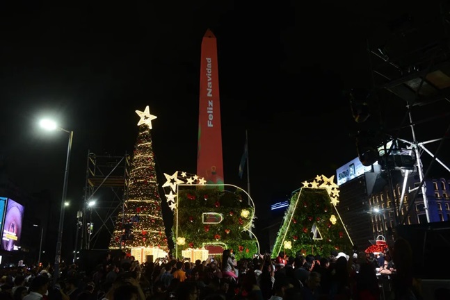 La Ciudad celebró frente al Obelisco el espíritu de la Navidad, con el encendido de luces