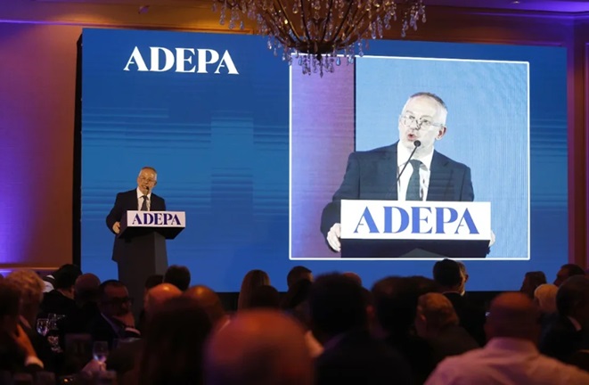 El presidente saliente de Adepa, Martín Etchevers