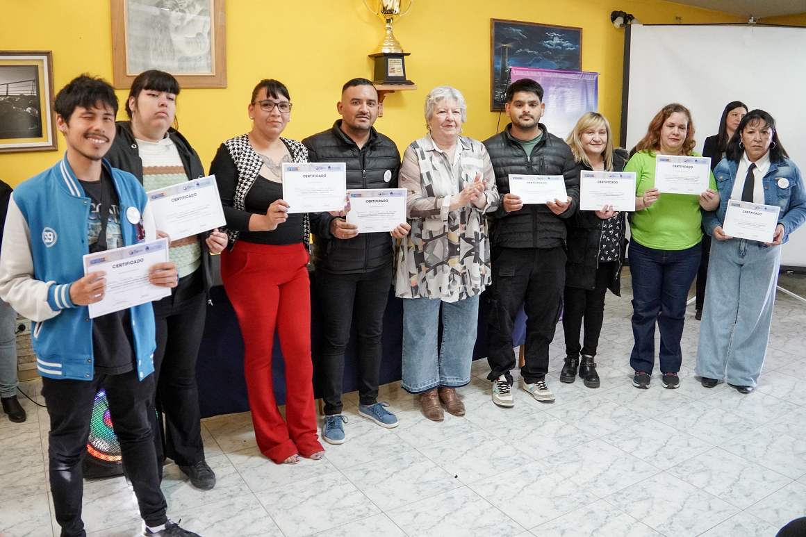 Más de 150 vecinos y vecinas recibieron certificaciones de la OFIS en Río Gallegos 