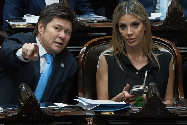 El diputado de LLA Lisandro Almirón junto a su par Virginia Gallardo