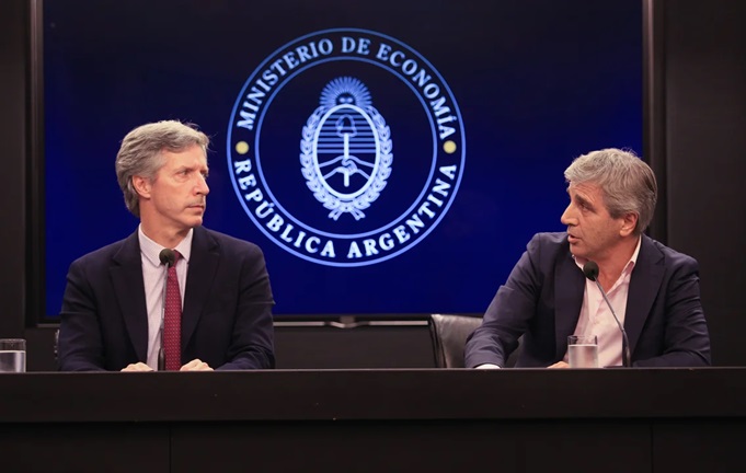 El presidente del Banco Central, Santiago Bausili, junto a Luis Caputo