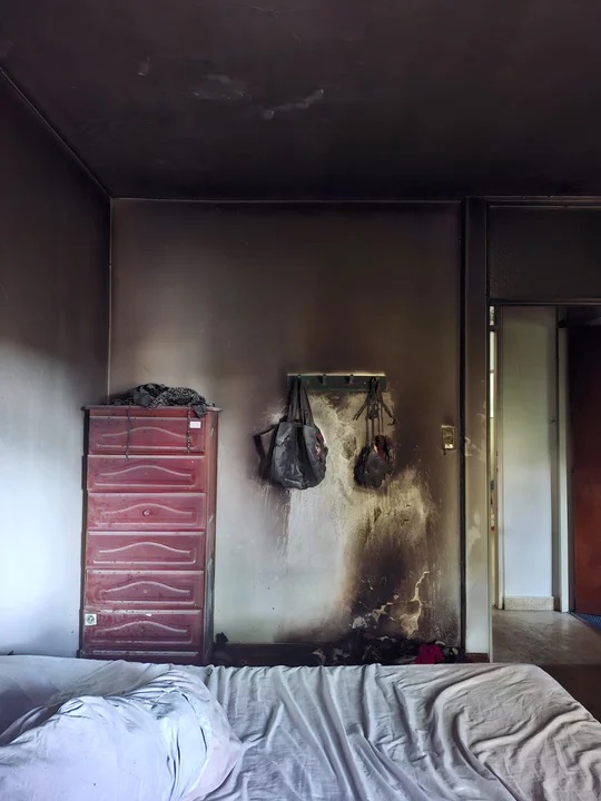 Así quedó la casa quemada por una cañita voladora en La Plata.