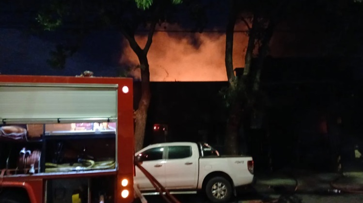 Incendio en una fábrica textil de Villa Urquiza: más de 30 evacuados y 3 asistidos