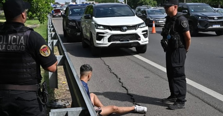 La Policía de la Ciudad detuvo a dos ladrones y recuperó una camioneta robada