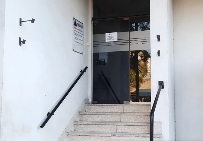 Un policía se robó las 4 cubiertas de un patrullero