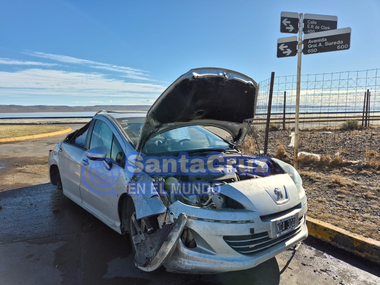 Violento accidente en la costanera de Río Gallegos: un Peugeot 408 terminó con graves daños