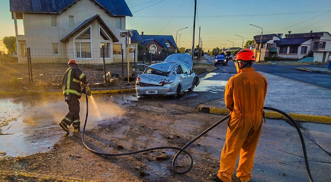 Vuelco de un vehículo en una esquina del parque Pirincho Roquel 