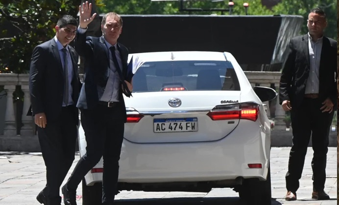 El ministro del Interior, Diego Santilli, ingresa a Casa Rosada.