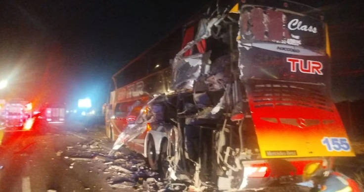 El micro quedó destruido en uno de los laterales.