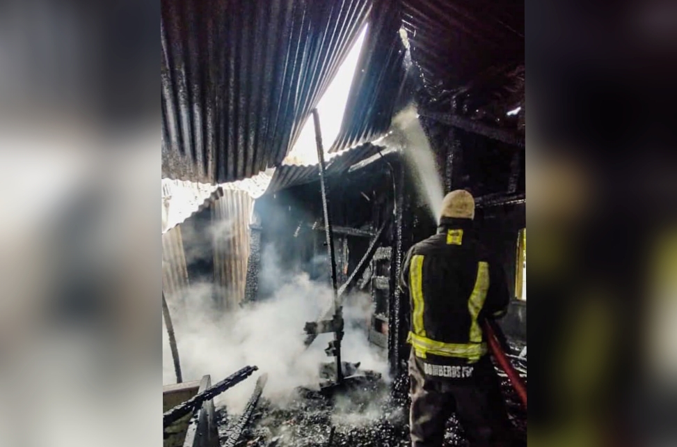 Voraz incendio consumió una vivienda abandonada en pleno centro de Río Gallegos