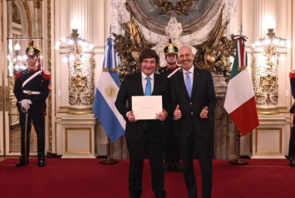 El embajador de Italia, Fabrizio Nicoletti, junto a Javier Milei.