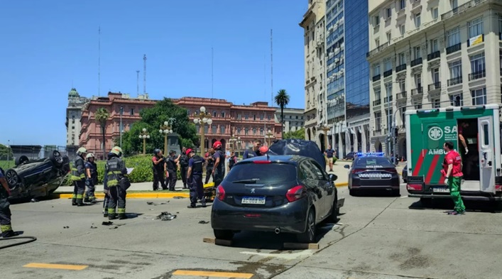 Tres personas heridas, tras un choque y vuelco frente a Casa Rosada.