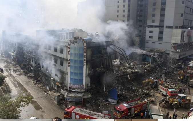 Mueren 21 personas por un incendio en un centro comercial de Pakistán.