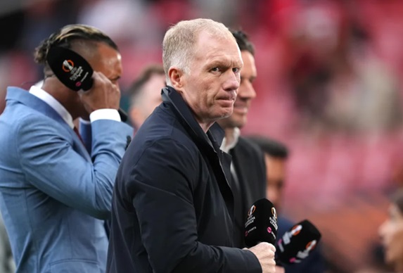 Scholes, en una batalla abierta con Lisandro Martínez.