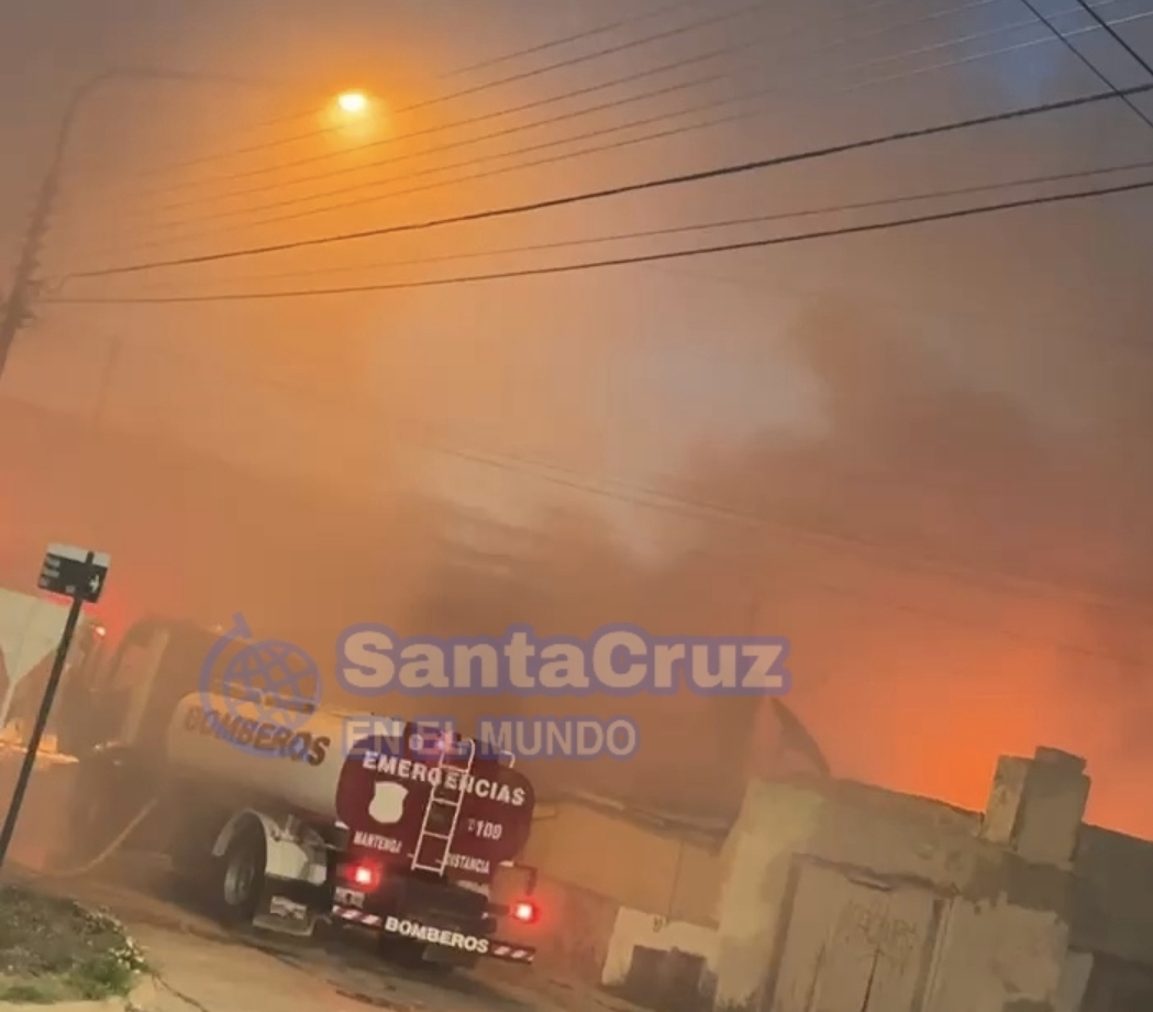 Incendio consumió una vivienda en Pasaje Méndez y se investiga si fue intencional