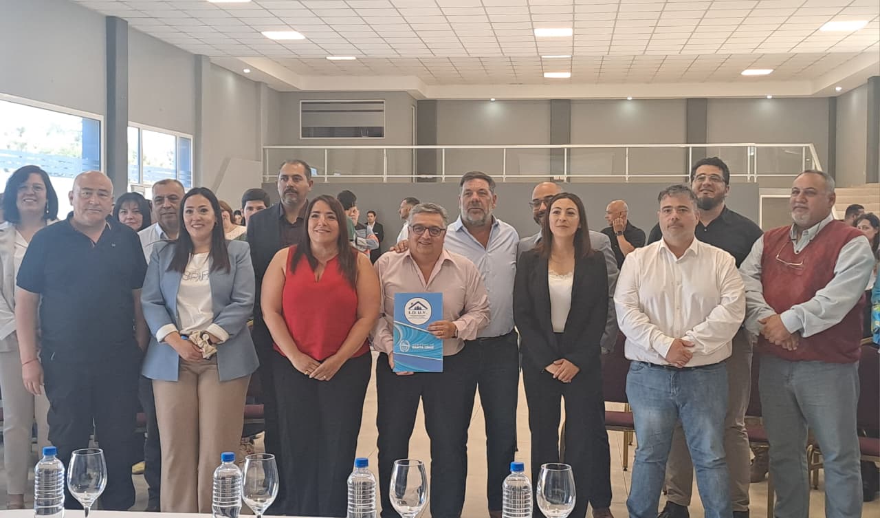 Se firmó el contrato para el inicio de la obra del Polideportivo en Piedra Buena