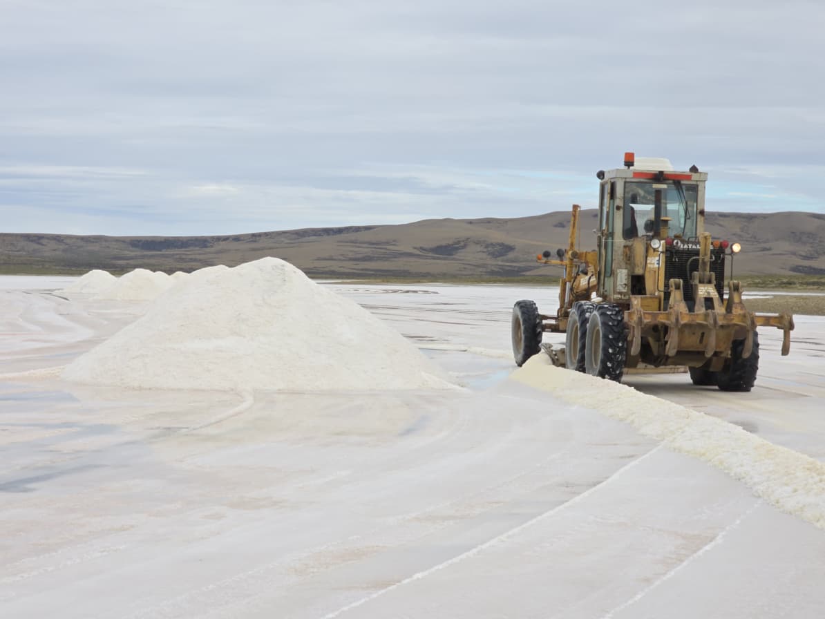 Vialidad Provincial inició la cosecha y acopio de sal para el Plan Invernal 2026