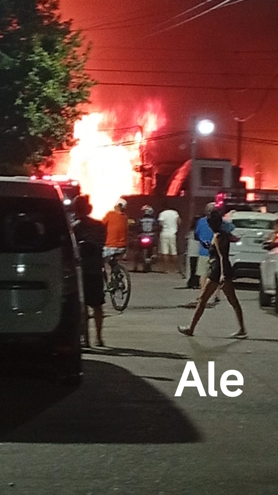 Incendio de proporciones destruyó una fábrica en Luis Guillón y movilizó a dotaciones de bomberos de otros distritos en colaboración