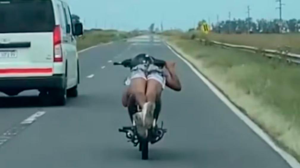 VIDEO - Conducción peligrosa: grabaron a un hombre manejando acostado sobre su moto