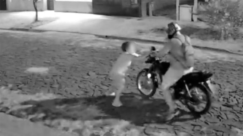 Video: brutal robo de un motochorro a tres niños en plena vereda
